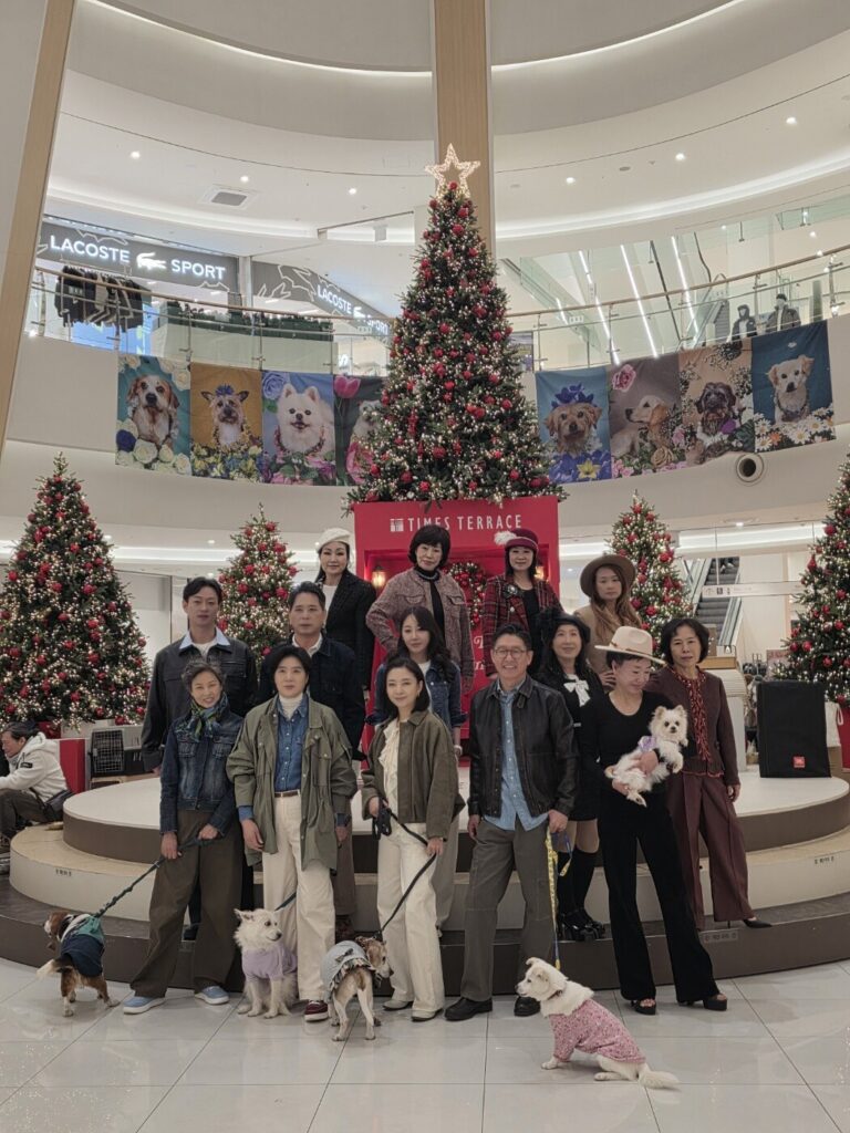 서경대 시니어모델들이 함께 무대에 오른 유기견들과 기념촬영을 하고 있다. 