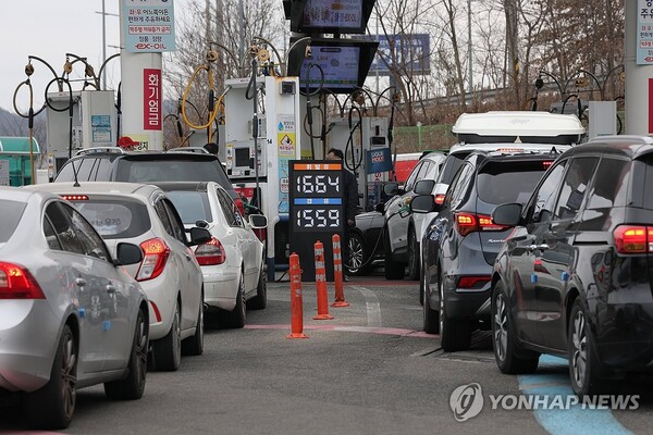 미국과 이스라엘의 이란 공격과 이에 따른 이란 최고 지도자 아야톨라 세예드 알리 하메네이의 사망 보도로 국제유가 급등이 예상되는 가운데 1일 서울 서초구 만남의광장 주유소에서 시민들이 차량에 기름을 넣고 있다.