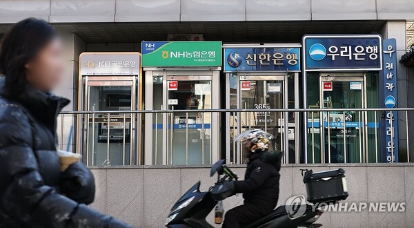 5대 금융지주가 정부 기조에 맞춰 향후 5년간 약 70조원 규모의 포용금융 확대 방안을 공개한 지난 1월 8일 서울 시내에 은행 현금자동입출금기가 설치돼 있다. 이날 금융위원회는 '포용적 금융 대전환 1차 회의'를 열고 KB·신한·하나·우리·농협금융지주가 마련한 방안을 공개했다.