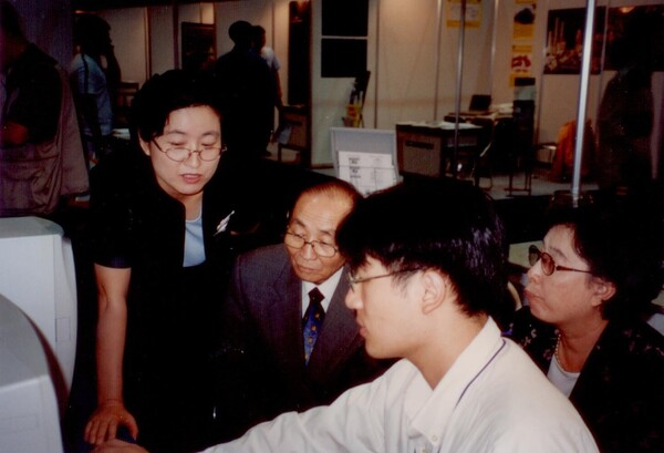 인터넷 쇼핑몰 기업 아이커머스코리아와 화자 확인 기술을 이용한 VPS(Voice Password System)을 개발, 전시회에서 설명하고 있는 젊은 시절의 강선미 회장.