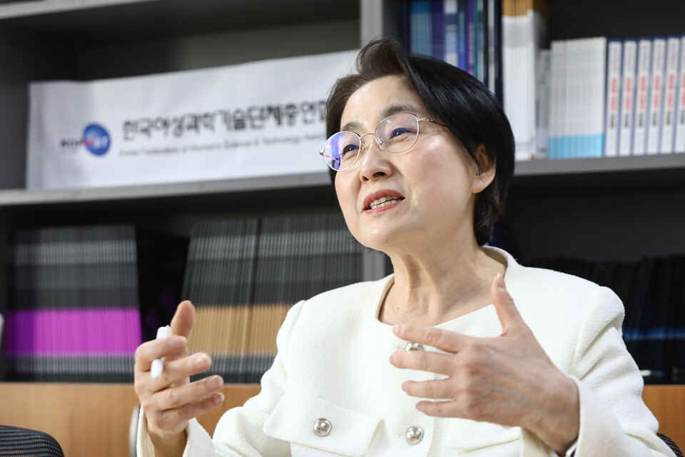 외로운 여성과학기술인들의 ‘옆자리 언니’ 되겠다