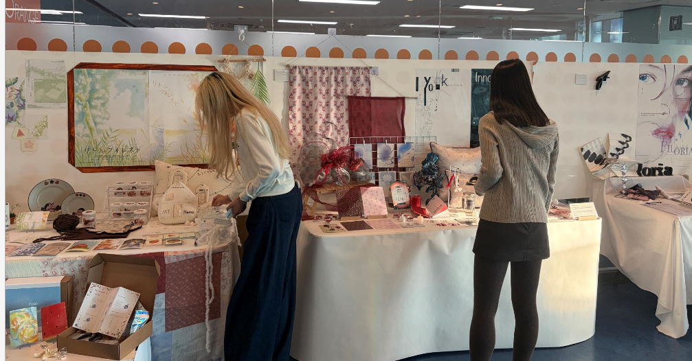 작품을 관람하는 학생들 모습