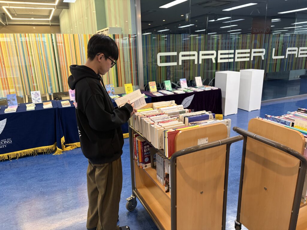 북큐레이션 도서를 관람하는 학생들 모습