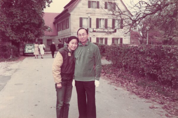 1983년 독일 유학 당시 출장을 온 아버지 강진구 전 삼성전자 회장과 독일 아첼스베르크(Azelsberg)를 산책 중인 강선미 회장.