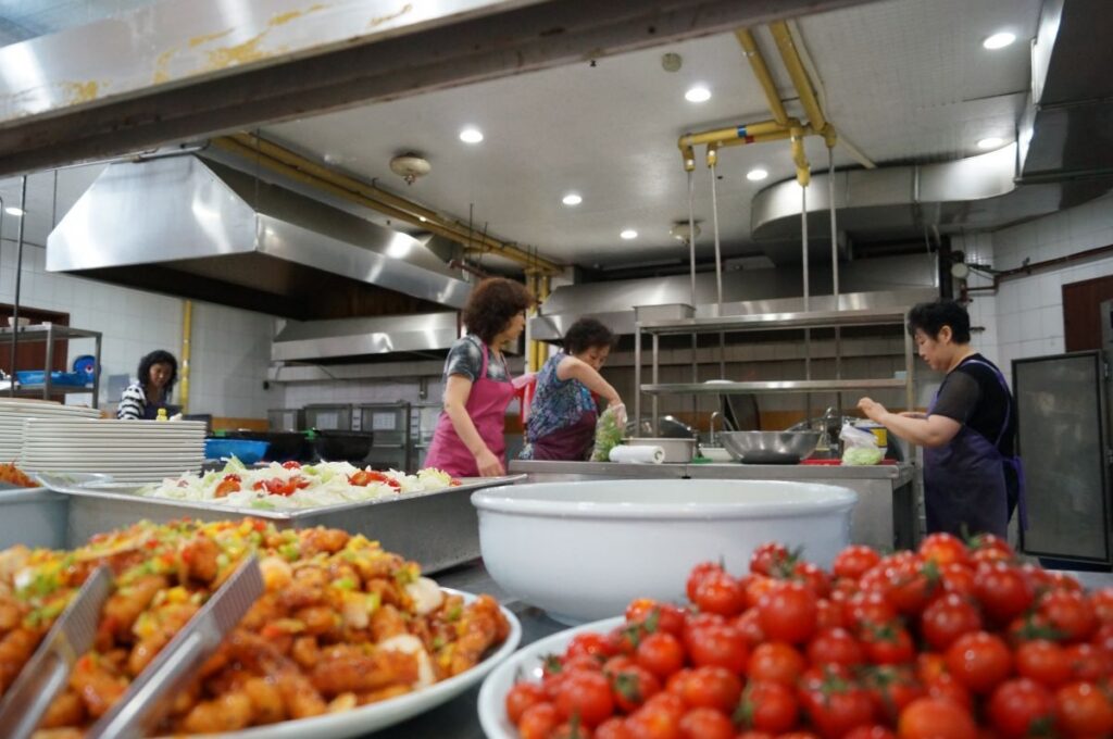 성복중앙교회 새벽만나 봉사자들이 아침 식사를 준비하고 있는 모습.