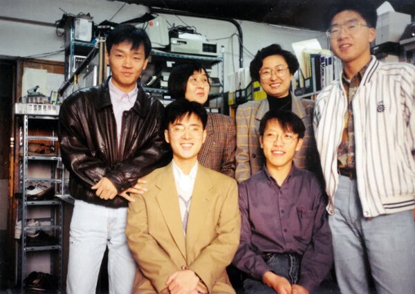 고려대 박사과정 당시 연구원들과 함께 기념촬영을 하고 있는 강선미 회장.