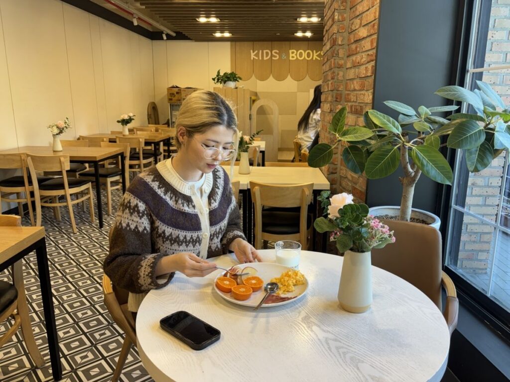 외국인 유학생 아셀 우테바이씨가 지난 16일 서울 성북구 성천교회 카페에서 식사하고 있다.