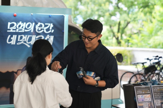 멋쟁이사자처럼, 서경대·경북대에 커피차 선물… 1,000명 응원하며 캠퍼스 활력 더해(1).jpg 멋쟁이사자처럼, 서경대·경북대에 커피차 선물… 1,000명 응원하며 캠퍼스 활력 더해(1).jpg