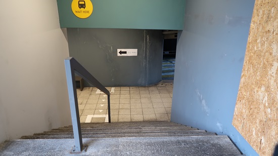 2115번 버스 정류장 옆 계단.jpg