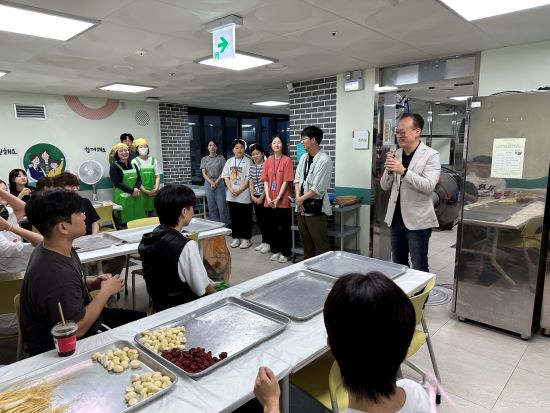 서경대학교 사회봉사지원센터 사회봉사단, 길음종합사회복지관과 함께 관내 취약계층 어르신 80가구 대상 해신탕으로 건강한 여름나기 행사 진행 (3).jpg