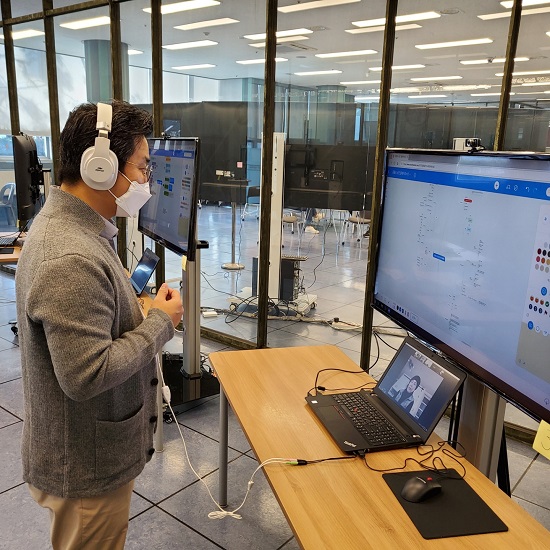 2020학년도 Design Thinking 창업캠프에 참가한 학생들의 활동을 멘토링 해주는 전문가의 모습.jpg