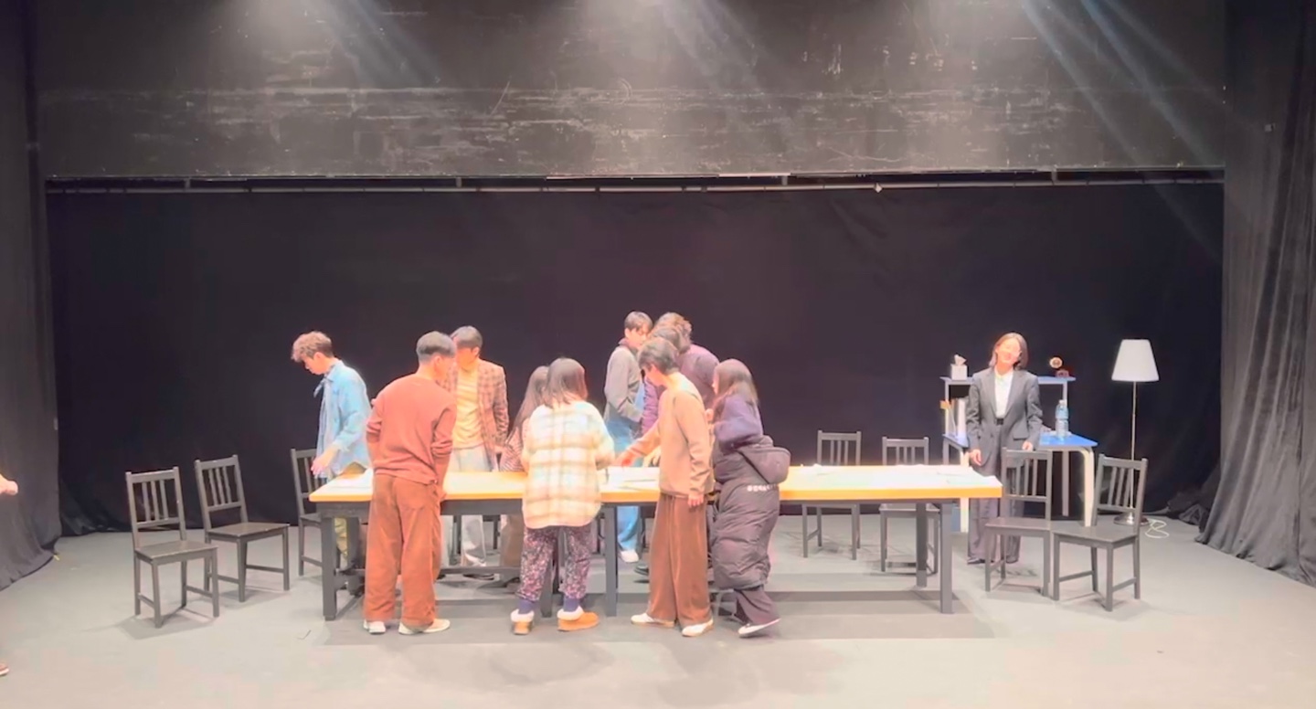 서경대학교 공연예술학부 2024학년도 2학기 1학년 기말공연 연극 12인의 성난 사람들 성황리에 무대에 올려져···기획담당 김상우 학우 인터뷰 (2).jpg