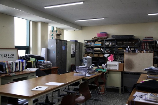 청운관 7층에 위치한 신문사 내부.jpg