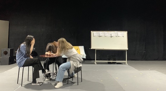 '연출실습' 수업 중 밤 늦게까지 남아서 작업하고 있는 연출전공 학우들.jpg