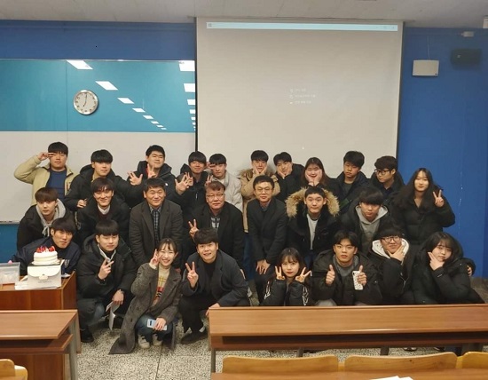 공공인적자원학과 교수진과 학생들이 자리를 함께 했다..jpg