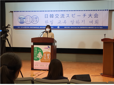 주제발표 중인 이새봄 학생.png