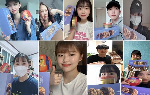 심리상담센터에서보낸 간식꾸러미를 받은 호서대 학생들.jpg