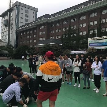 청야체전 줄다리기 결승전 응원하는 경영학부.jpg