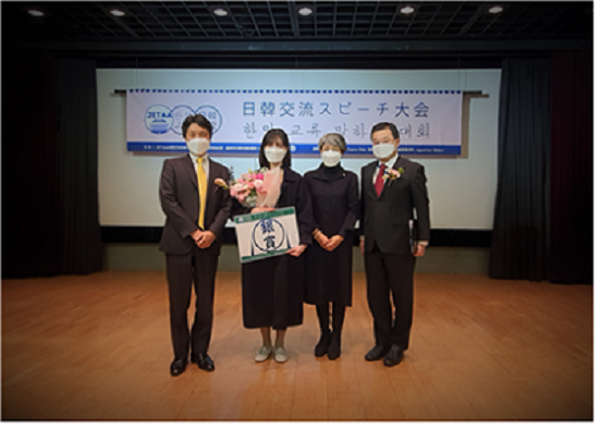 '제 16회 한일 교류 말하기 대회'에서 은상을 수상한 뮤지컬학과 3학년 이새봄 학우.png