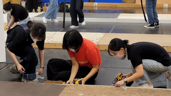 ‘HUB 11’을 위한 무대를 설치 중인 학생들의 모습..jpg