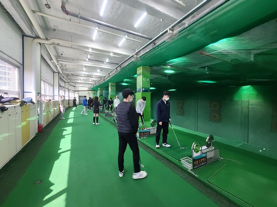 지난 2021학년도 2학기에 진행했던 ‘골프’ 강의 모습.jpg