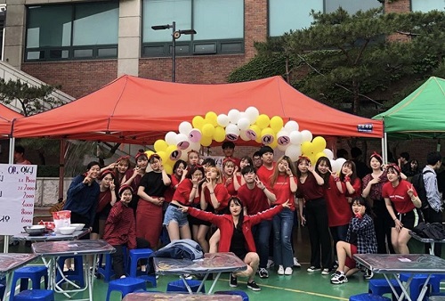 대동제를 준비하는 아동학과 학생들.jpg