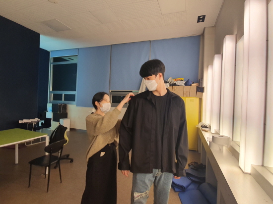 정현석 군에게 입힌 첫 작품을 손질하는 정예은 학생.jpg