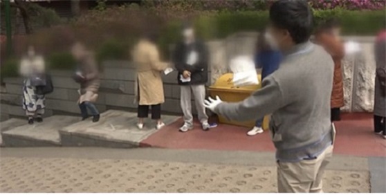 대기 중인 응시생들.jpg