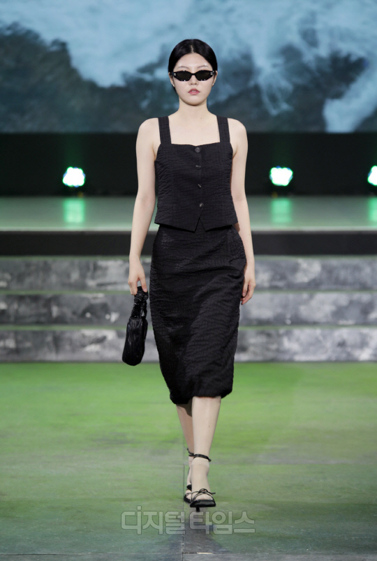 리이-서경대 패션쇼, 고급+트렌드 공존하는 무대(3).jpg