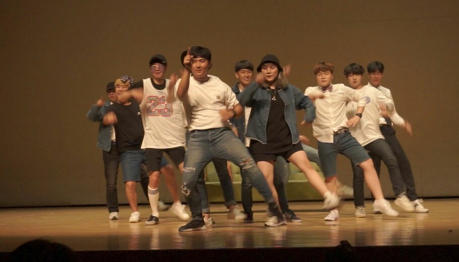 영화제_1학년 학생들의 축하공연.jpg