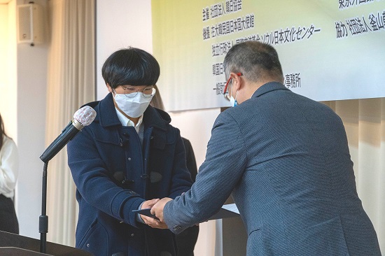 가토 타케시 일본국제교류기금 서울문화센터 소장으로부터 상장을 받고 있는 국제비즈니스어학부 일본어전공 2학년 박수한 학생..jpg