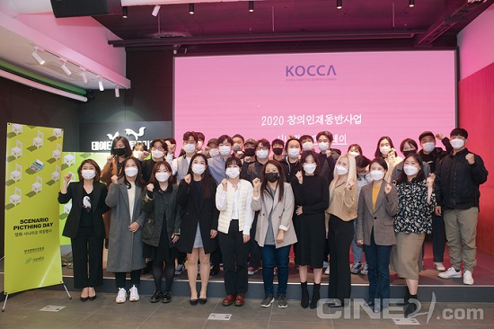 오은영 교수와 30인 작가들의 기념사진 촬영.jpg