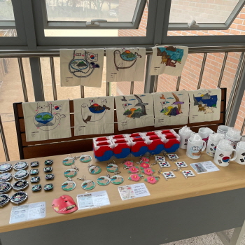 서울시가 설립하고 서경대학교가 수탁운영하는 서울시립청소년음악센터, %3C국가보훈처 보훈테마 공모사업%3E 일환으로 금옥중학교 청소년들이 제작해 판매한 디자인 굿즈 수익금 전액 지역사회보장협의체에 기부6.jpg