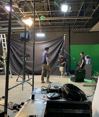 세트 촬영을 하고 있는 영화영상과 학우들.jpg