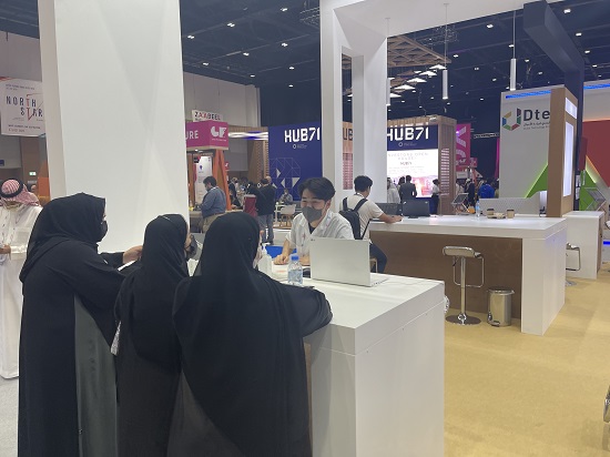 두바이에서 업무 중인 이채운 학우의 모습.jpg