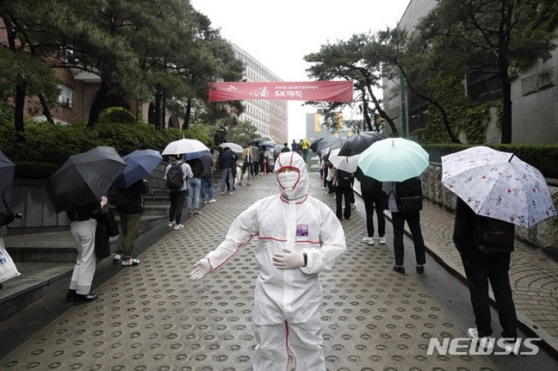 뉴시스_줄서있는_SK4.jpg