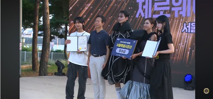 서경대학교 공연예술학부 무대패션전공 ‘team MUSH(2학년 이도영·하서윤)’   ‘2024 제로플솔버톤’ 패션쇼에 참가해 ‘서울시장상(우수상)’ 수상  수상작 10월 17일(목)부터 10일간 DDP서 ‘서울디자인어워드 2024’ 팝업 전시 (3).JPG