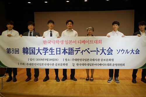 일본어 디베이트 대회 (3) 서울대회 1위 기념사진 좌로부터 김세중 고마쓰운영위원 우현수 한영균지도교수 이즈미학과장 노승종 심민섭.jpg