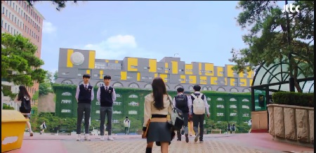 라이브온 1화 중 초록운동장.jpg