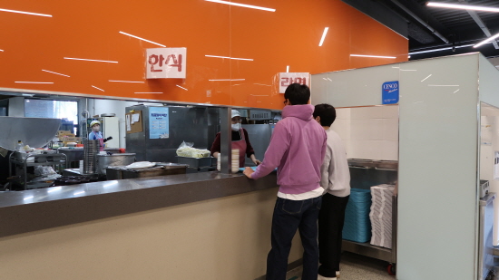 천원의 아침밥 배식 받는 학생들.JPG