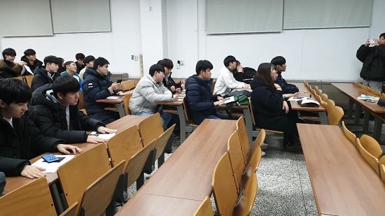 특강 강의 듣고 있는 공공인적자원학과 학우들.jpg