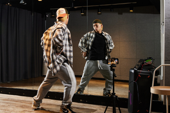 강경환씨가 스마트폰을 거치해놓고 거울을 보며 안무 연습을 하고 있다. 윤동길 스튜디오 어댑터 실장.jpg