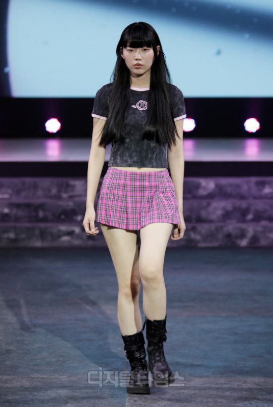 알크미-서경대 패션쇼, 매력적 디자인 넘쳐나는 무대(3).jpg