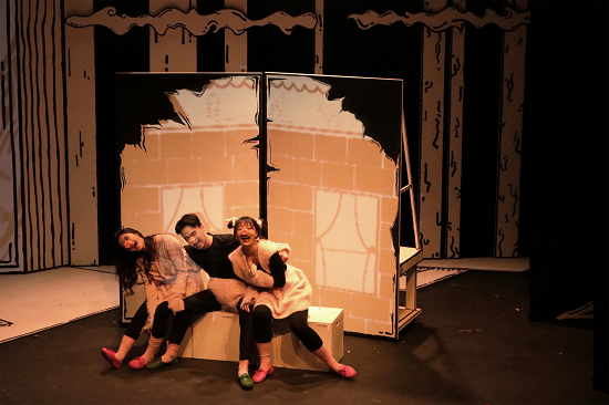 연극 '우화' 중 '아기돼지 삼형제' 장면.png