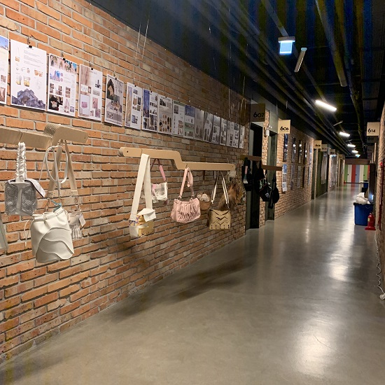 혜인관 6층에 전시된 디자인학부 작업물 (2).jpg