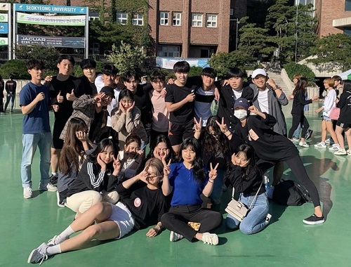 청야체전 포즈를 취하는 아동학과.jpg