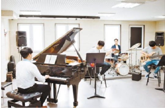 실용음악학과 학생들이 합주실에서 함께 연습하는 모습..jpg