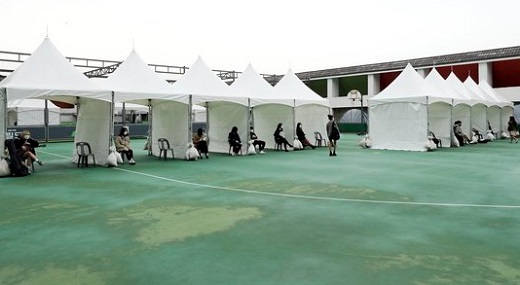 실외 천막에서 10m 거리두고 노래, 코로나 19가 만든 대입 실기 풍경 4.jpg