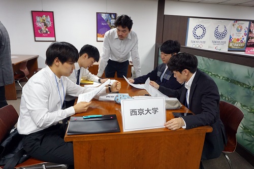 일본어 디베이트 대회 (8) 좌로부터 김세중 우현수 한영균지도교수 노승종 심민섭.jpg