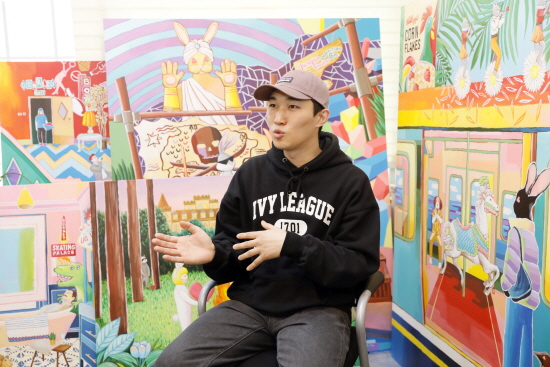 YTN과 인터뷰하는 이승진 작가.jpg